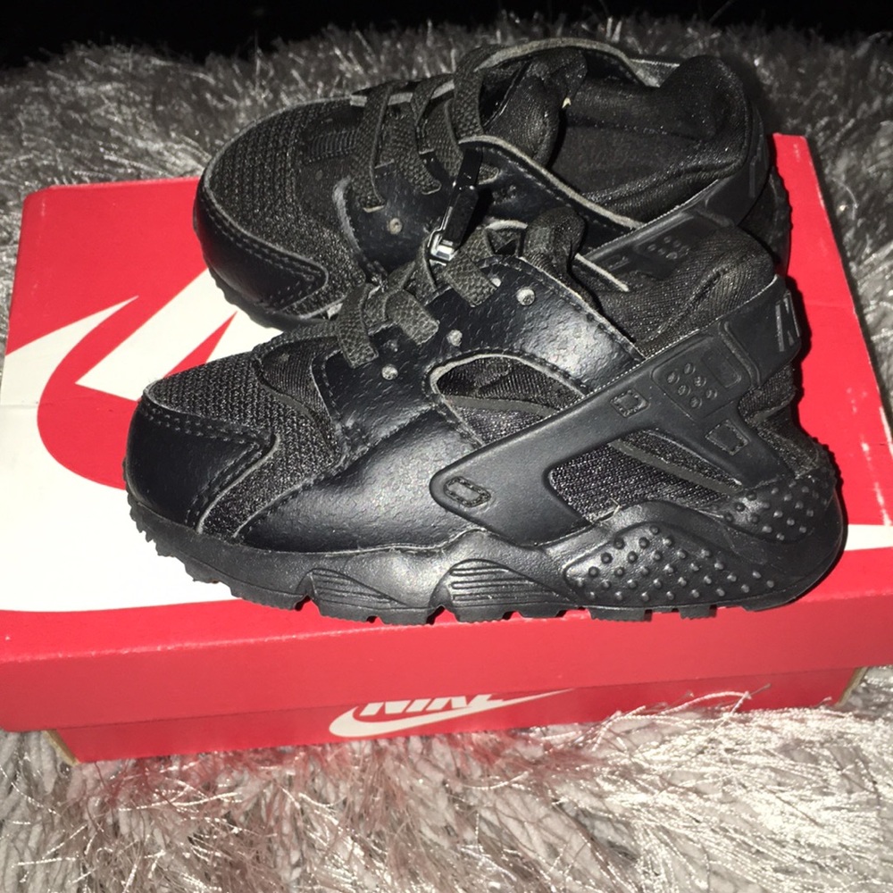 BLACK NIKE HUARACHE RUN SIZE 5c 5 with box